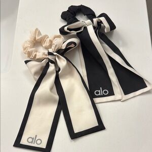 ALO Yoga Black and Cream Kids Hair Scrunchies Set